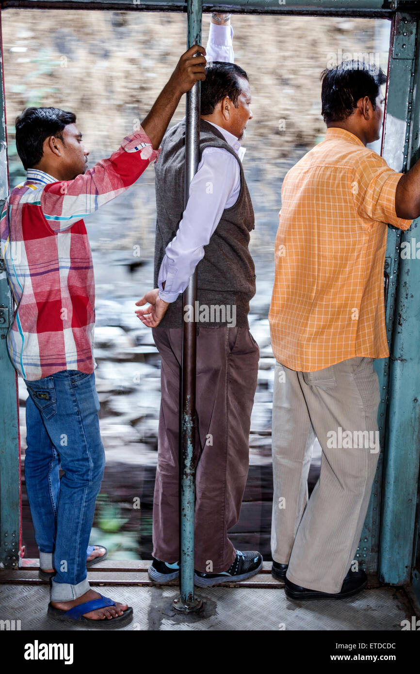 Mumbai Inde,fort Mumbai,Chhatrapati Shivaji Central Railways Station Terminus Area,train,intérieur,cabine,porte ouverte,pendaison,homme hommes,RID Banque D'Images