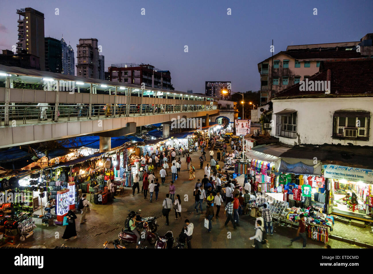 Mumbai Inde,Grant Road est,Bharat Nagar,Alibhai Premji Road,nuit soir,shopping shopper shoppers shopping marché marchés achat sel Banque D'Images