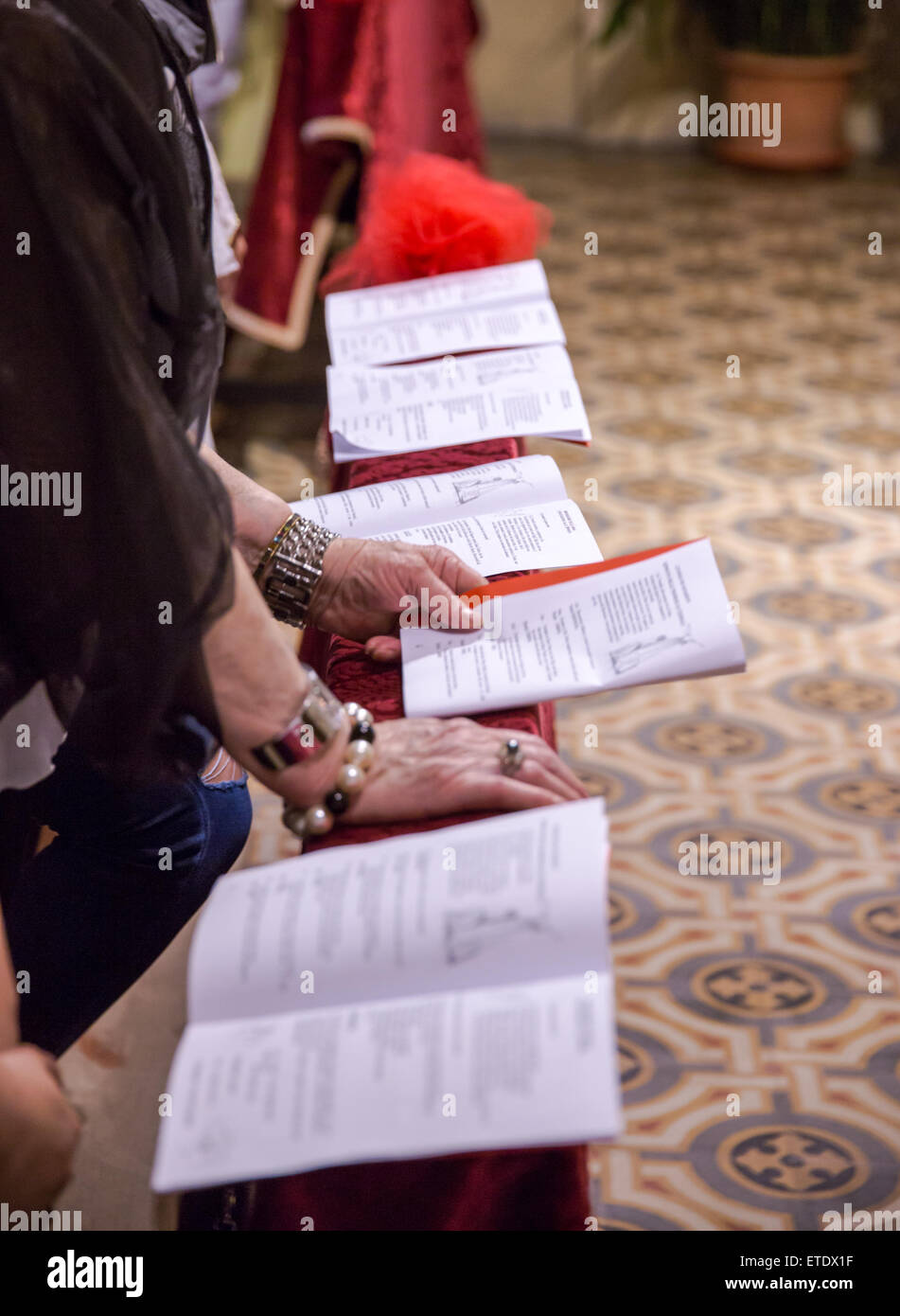 Lire le livret lors d'un service religieux Banque D'Images