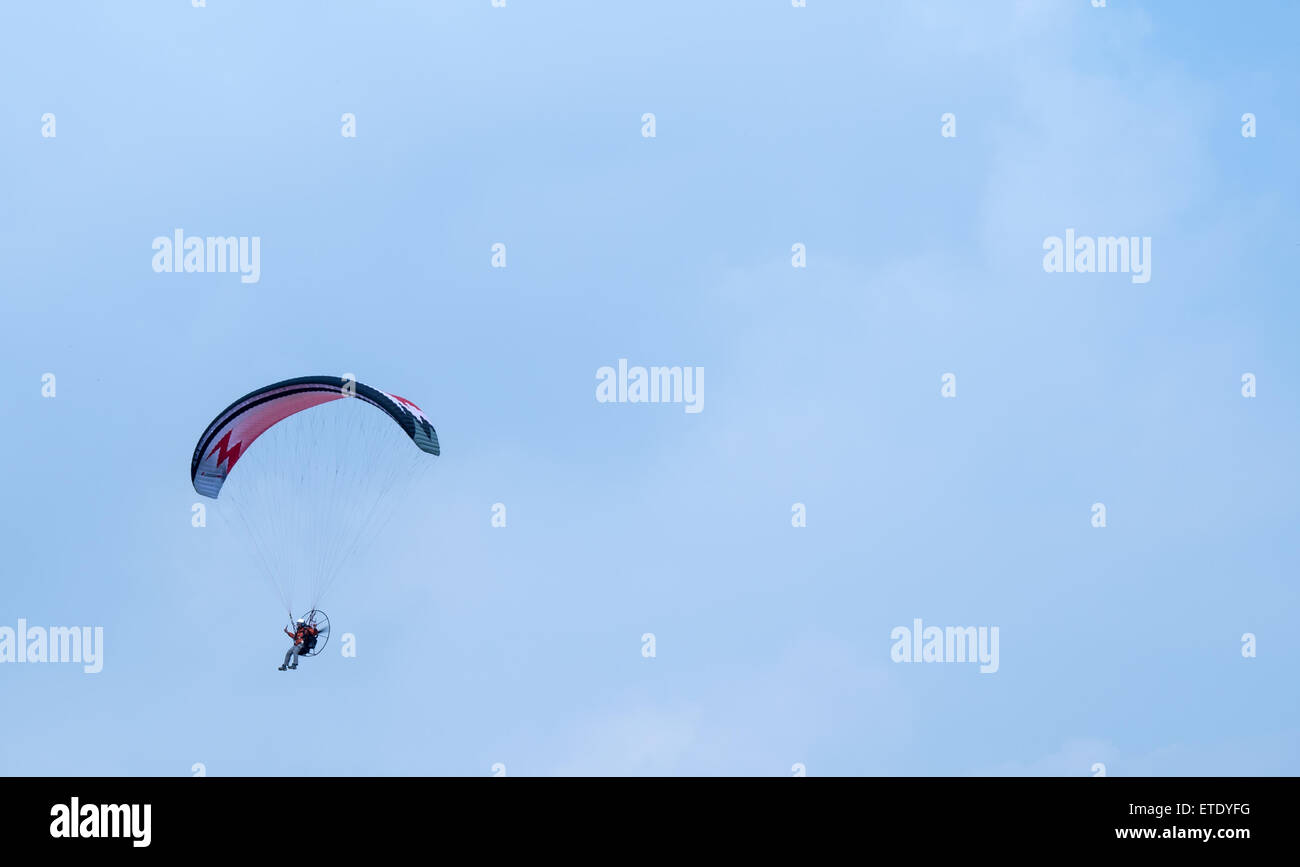 Parapente motorisé volant dans le ciel bleu Banque D'Images