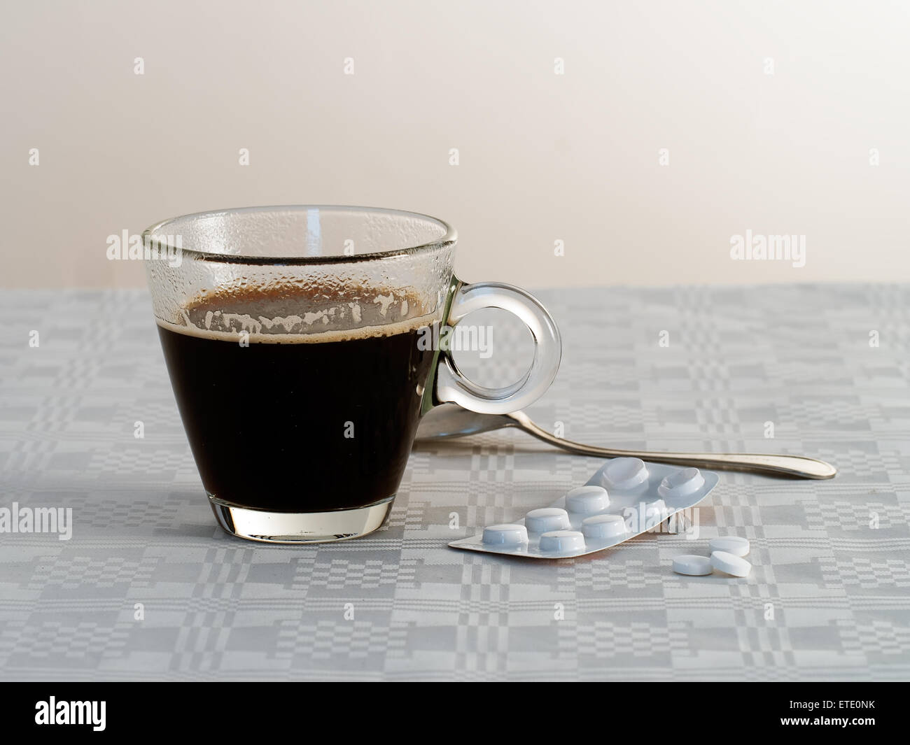 Le matin après la nuit d'avant. Café noir fort et de l'aspirine pour calmer la douleur. Banque D'Images