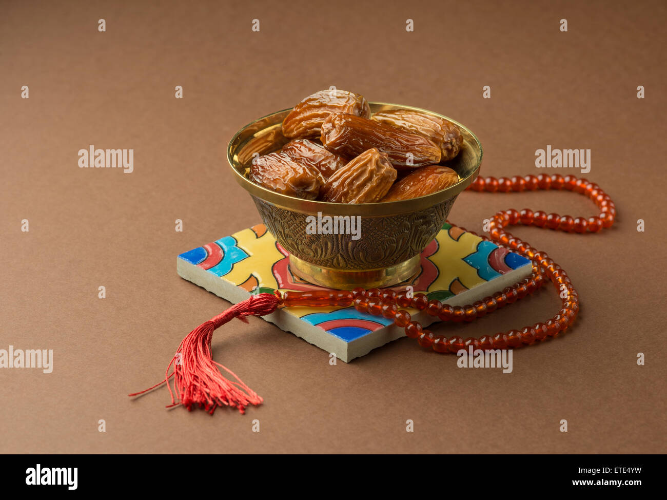 Bol de l'arabe et islamique dates chapelet. Banque D'Images