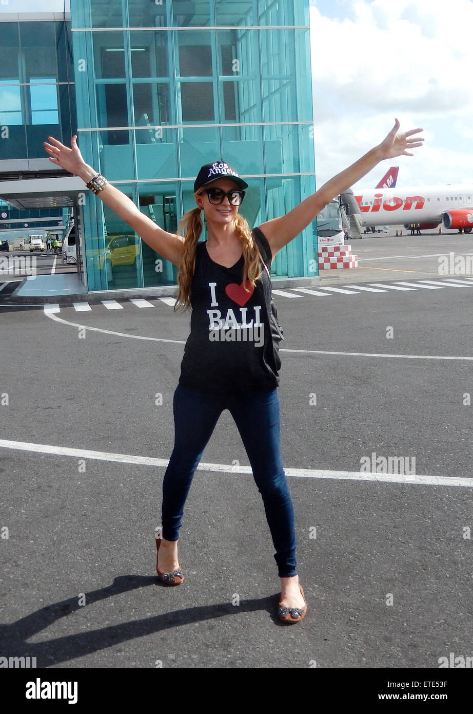 Paris Hilton, portant un coeur noir 'je' Bali vest top, apparaît dans la bonne humeur dans l'Aéroport International de Ngurah Rai comme elle se prépare à quitter l'île indonésienne de Los Angeles après avoir passé du temps là en vacances. En vedette : Paris Hilton où : Bali, Indonésie Quand : 28 Jan 2015 Credit : WENN.com Banque D'Images