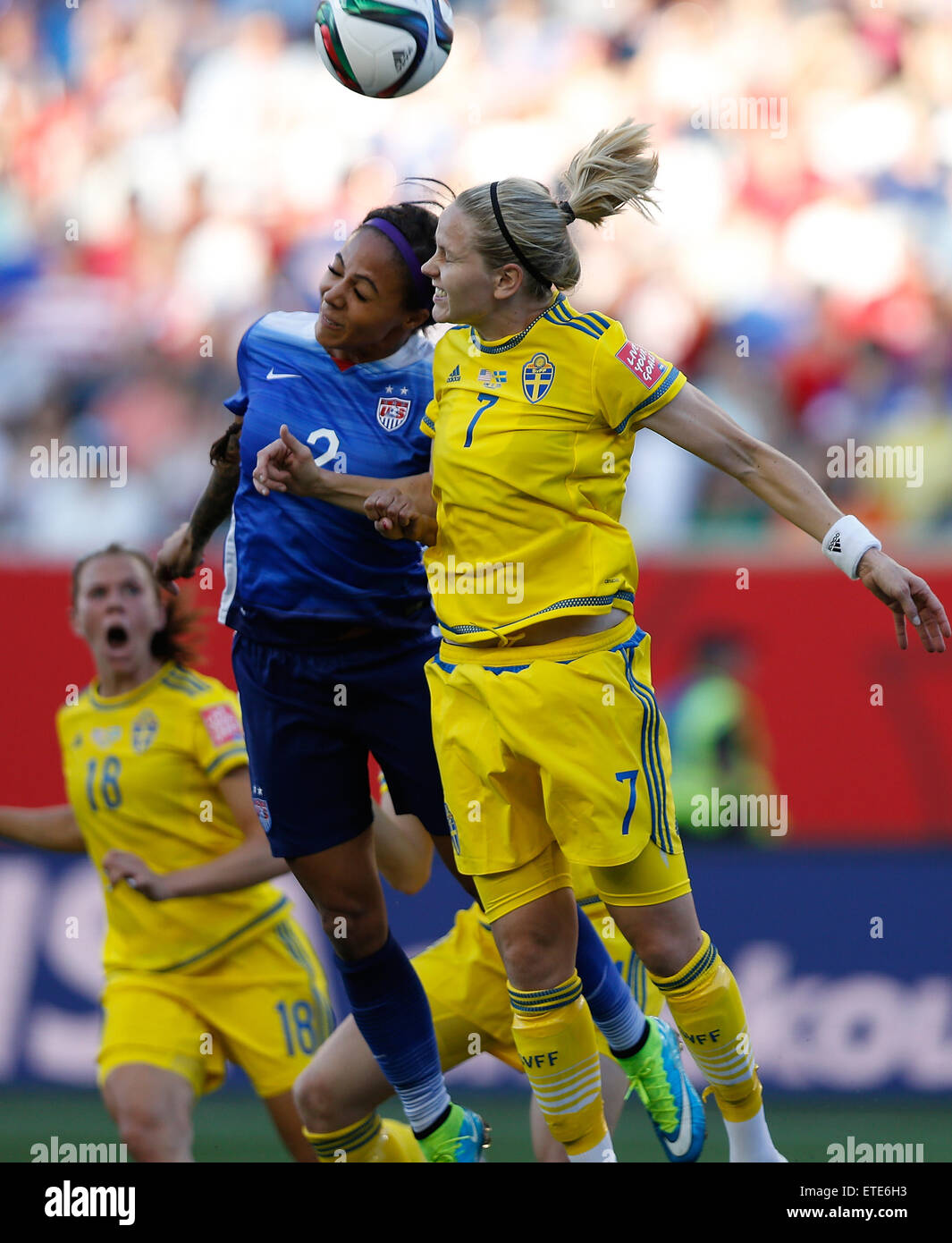 Winnipeg, Canada. 12 Juin, 2015. Sydney Leroux (L) de la United States rivalise avec Lisa Dahlkvist de la Suède au cours de leur groupe d match au stade de Winnipeg à Winnipeg, Canada le 12 juin 2015. Le match s'est terminé 0-0. ) Photo : Xinhua/Alamy Live News Banque D'Images Winnipeg, Canada. 12 Juin, 2015. Sydney Leroux (L) de la United States rivalise avec Lisa Dahlkvist de la Suède au cours de leur groupe d match au stade de Winnipeg à Winnipeg, Canada le 12 juin 2015. Le match s'est terminé 0-0. ) Photo : Xinhua/Alamy Live News Banque D'Images