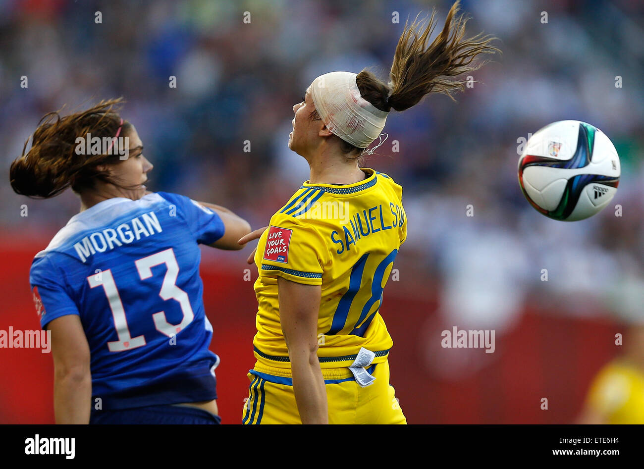 Winnipeg, Canada. 12 Juin, 2015. Alex Morgan (L) de la United States rivalise avec Jessica Samuelsson de la Suède au cours de leur groupe d match au stade de Winnipeg à Winnipeg, Canada le 12 juin 2015. Le match s'est terminé 0-0. ) Photo : Xinhua/Alamy Live News Banque D'Images