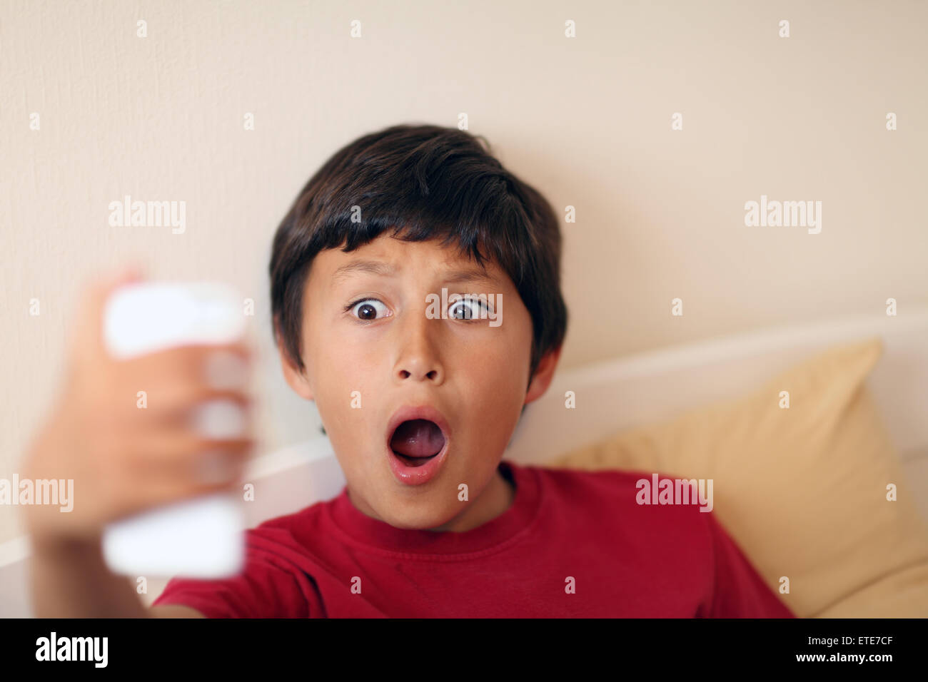 Jeune garçon faisant photos selfies avec smart phone - avec une faible profondeur de champ Banque D'Images