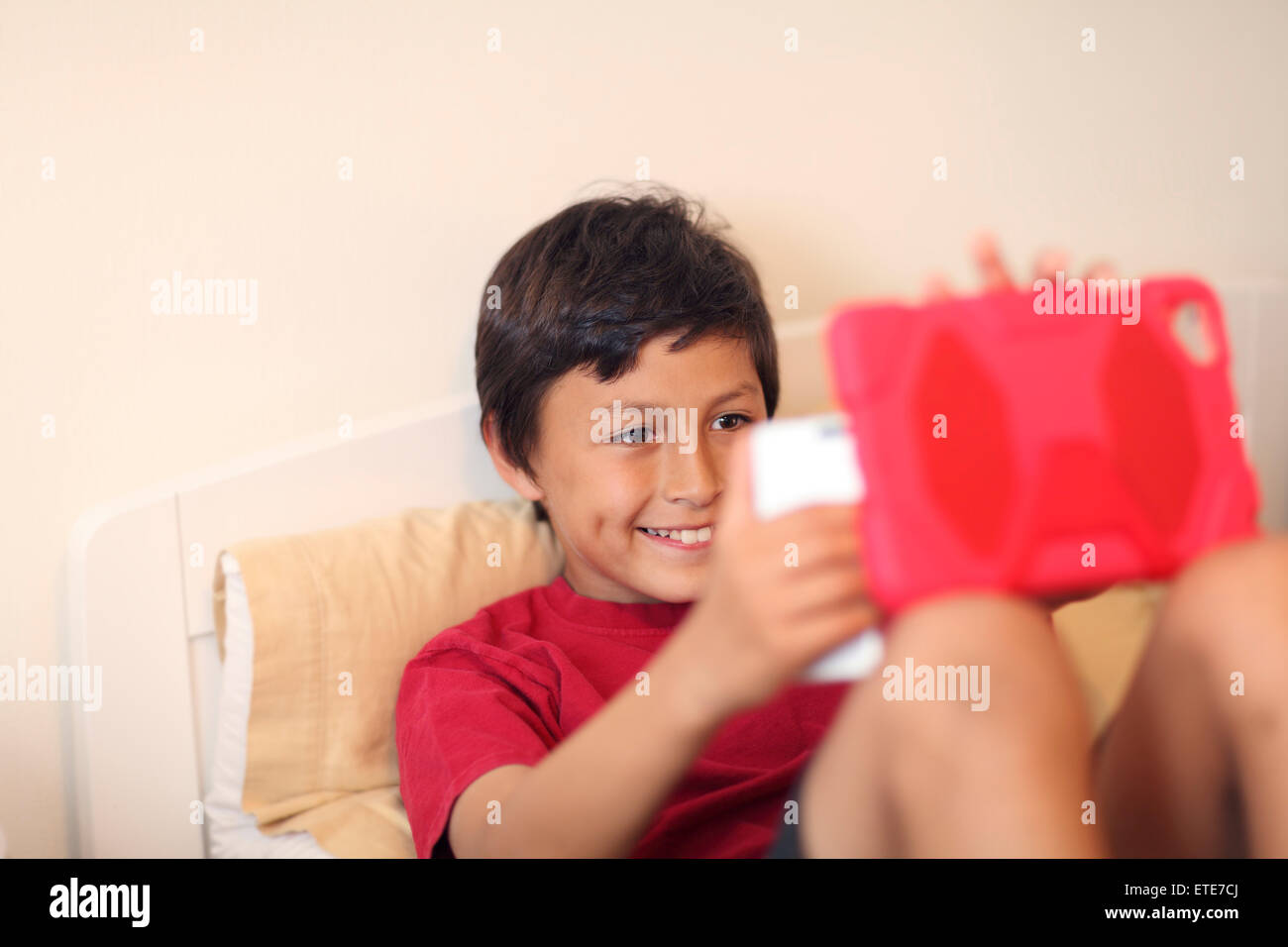 Jeune garçon faisant photos selfies avec tablet et téléphone - avec une faible profondeur de champ Banque D'Images