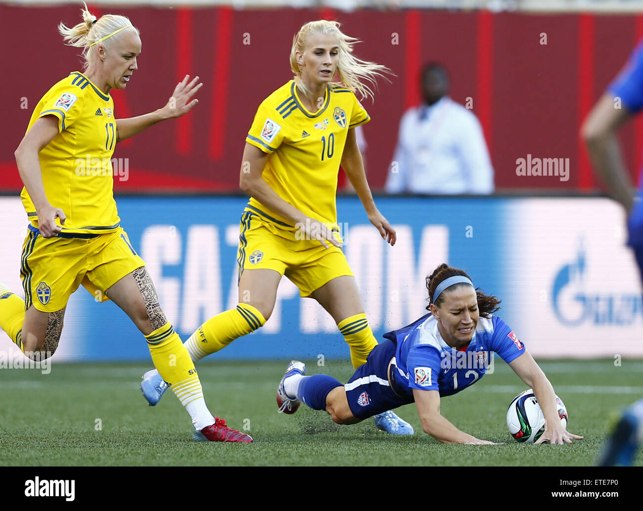 Winnipeg, Canada. 12 Juin, 2015. Maison de Lauren (R) de la United States tombe vers le bas au cours de leur groupe d match contre la Suède au stade de Winnipeg à Winnipeg, Canada le 12 juin 2015. (Xinhua/Ding Xu) Credit : Xinhua/Alamy Live News Banque D'Images Winnipeg, Canada. 12 Juin, 2015. Maison de Lauren (R) de la United States tombe vers le bas au cours de leur groupe d match contre la Suède au stade de Winnipeg à Winnipeg, Canada le 12 juin 2015. (Xinhua/Ding Xu) Credit : Xinhua/Alamy Live News Banque D'Images