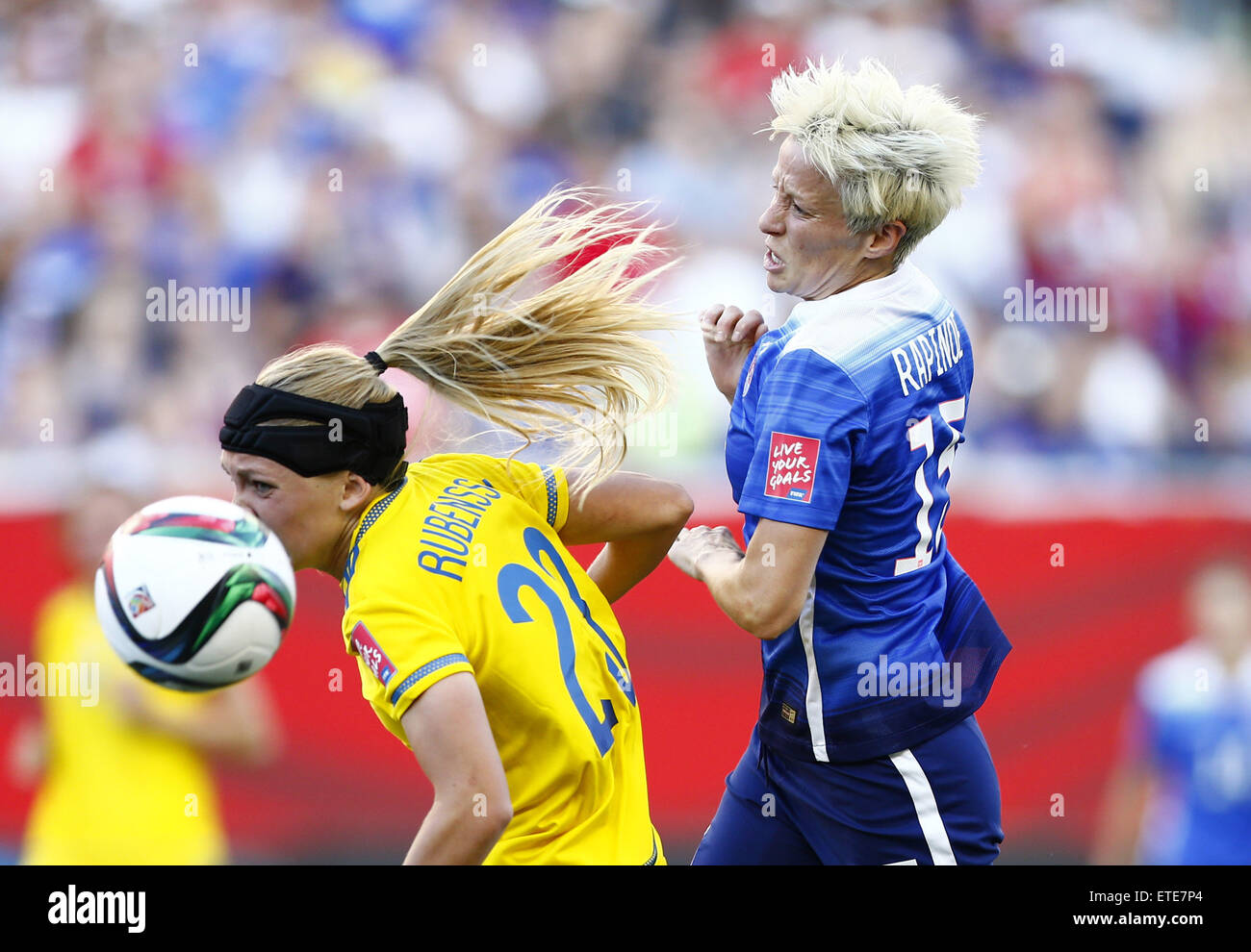 Winnipeg, Canada. 12 Juin, 2015. Megan Rapinoe (R) de la United States rivalise avec Olivia Schough de la Suède au cours de leur groupe d match au stade de Winnipeg à Winnipeg, Canada le 12 juin 2015. (Xinhua/Ding Xu) Credit : Xinhua/Alamy Live News Banque D'Images Winnipeg, Canada. 12 Juin, 2015. Megan Rapinoe (R) de la United States rivalise avec Olivia Schough de la Suède au cours de leur groupe d match au stade de Winnipeg à Winnipeg, Canada le 12 juin 2015. (Xinhua/Ding Xu) Credit : Xinhua/Alamy Live News Banque D'Images
