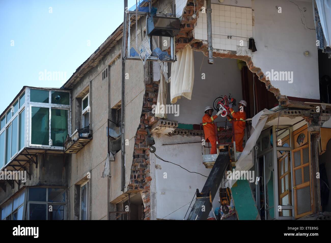 Huludao, province de Liaoning en Chine. 12 Juin, 2015. Le travail des sauveteurs sur les lieux de l'accident où une explosion a eu lieu dans la ville de Huludao, province de Liaoning, du nord-est de la Chine, le 12 juin 2015. Une personne est morte et deux autres sont portés disparus après une explosion a dévasté un bâtiment résidentiel, vendredi matin à Huludao. Neuf résidents ont été sortis des décombres et une douzaine de blessés, dont trois piétons, ont été hospitalisées. L'explosion était soupçonné d'être causé par une fuite de gaz liquéfié. © Yulong Pan/Xinhua/Alamy Live News Banque D'Images