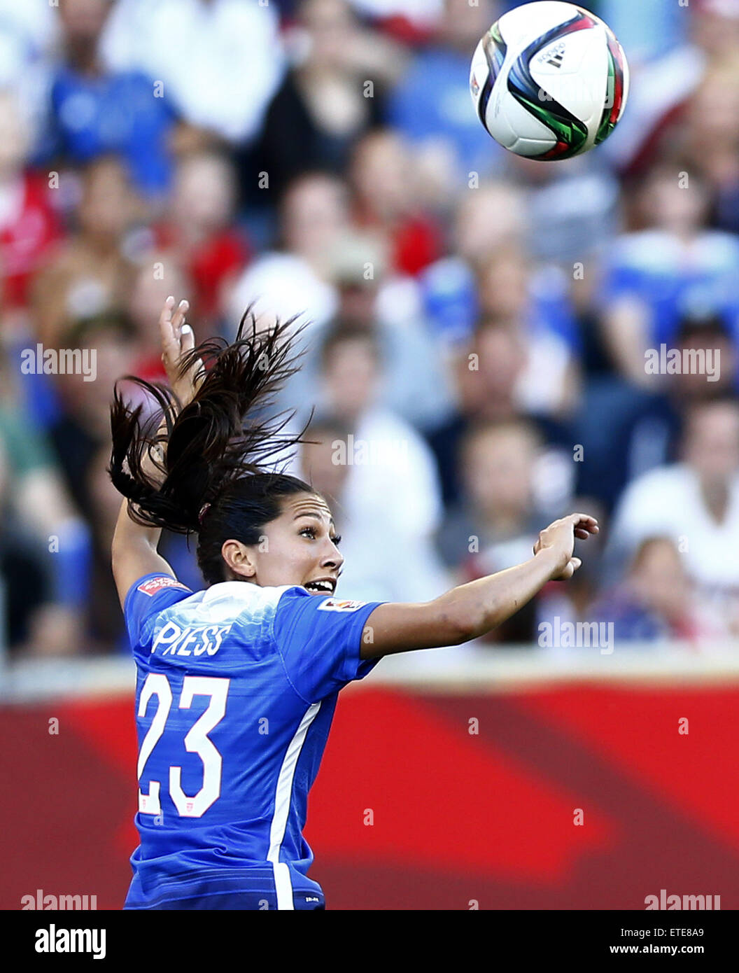 Winnipeg, Canada. 12 Juin, 2015. Christen Appuyez sur des États-Unis se bat pour la balle durant un groupe d match contre la Suède au stade de Winnipeg à Winnipeg, Canada le 12 juin 2015. (Xinhua/Ding Xu) Credit : Xinhua/Alamy Live News Banque D'Images Winnipeg, Canada. 12 Juin, 2015. Christen Appuyez sur des États-Unis se bat pour la balle durant un groupe d match contre la Suède au stade de Winnipeg à Winnipeg, Canada le 12 juin 2015. (Xinhua/Ding Xu) Credit : Xinhua/Alamy Live News Banque D'Images