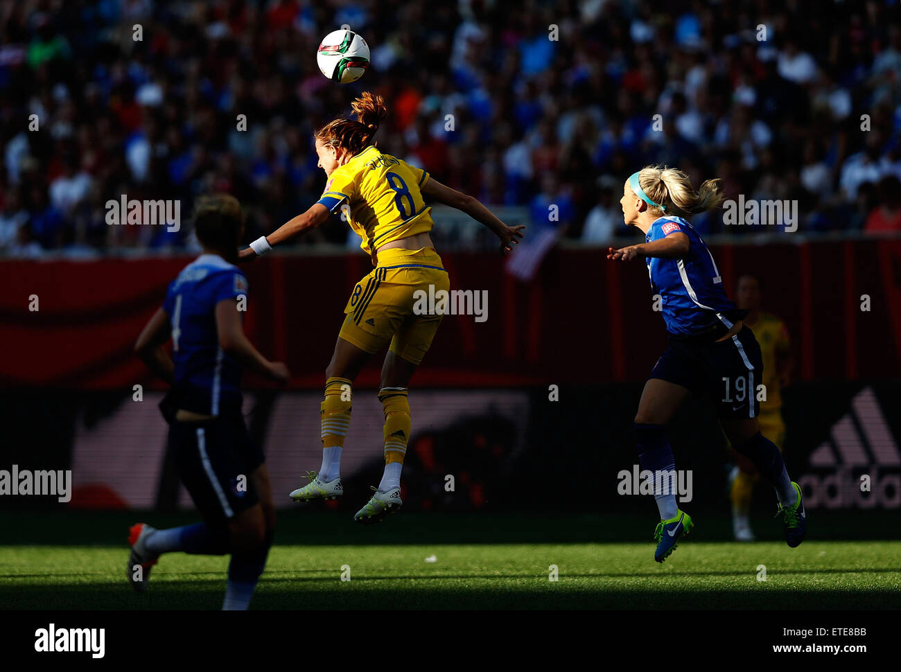 Winnipeg, Canada. 12 Juin, 2015. Julie Johnston (C), de la Suède à la tête de la balle au cours de leur groupe d match contre les États-Unis au stade de Winnipeg à Winnipeg, Canada le 12 juin 2015. ) Photo : Xinhua/Alamy Live News Banque D'Images Winnipeg, Canada. 12 Juin, 2015. Julie Johnston (C), de la Suède à la tête de la balle au cours de leur groupe d match contre les États-Unis au stade de Winnipeg à Winnipeg, Canada le 12 juin 2015. ) Photo : Xinhua/Alamy Live News Banque D'Images