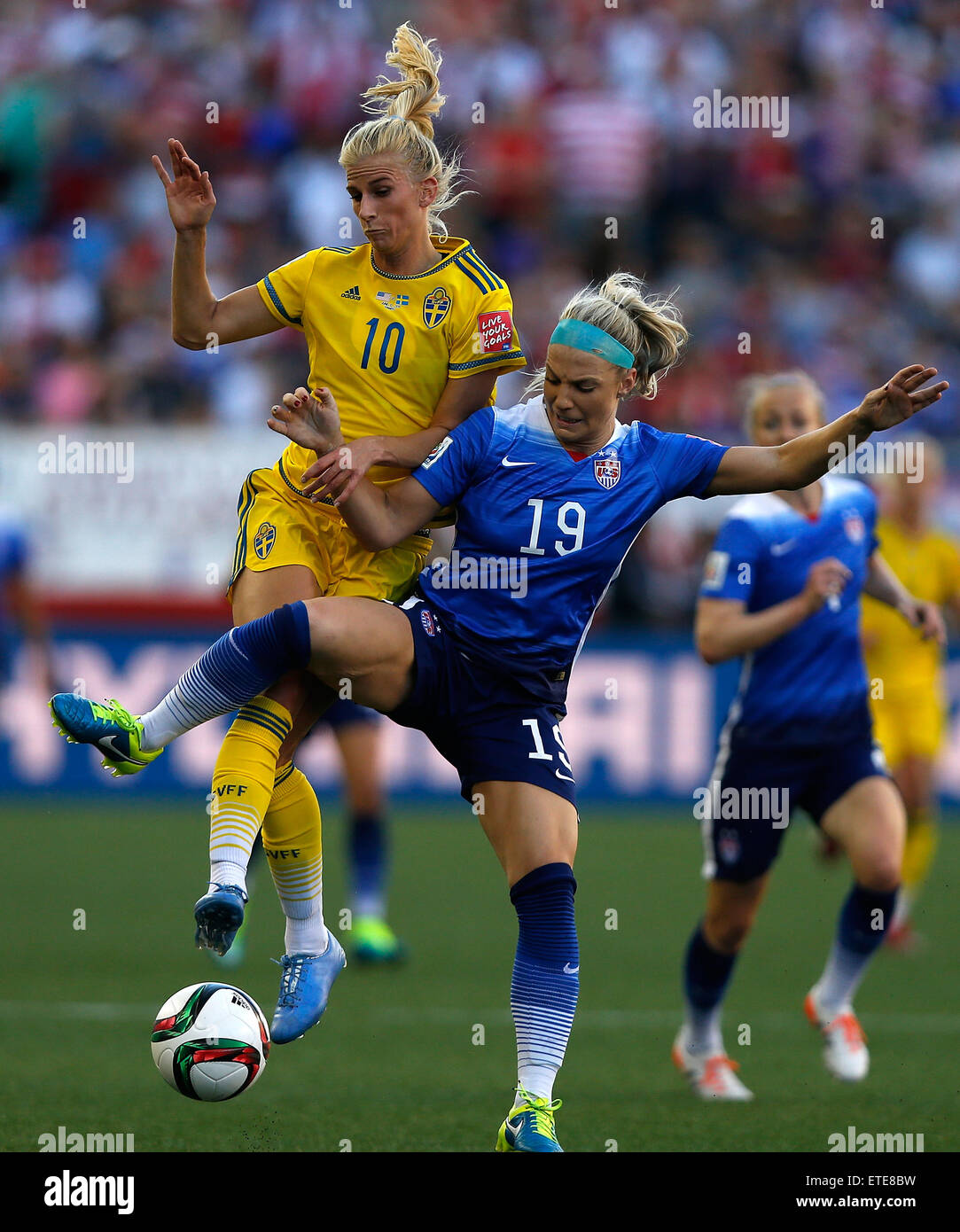 Winnipeg, Canada. 12 Juin, 2015. Julie Johnston (R) de la United States rivalise avec Sofia Jakobsson de la Suède au cours de leur groupe d match entre les États-Unis et la Suède au stade de Winnipeg à Winnipeg, Canada le 12 juin 2015. ) Photo : Xinhua/Alamy Live News Banque D'Images Winnipeg, Canada. 12 Juin, 2015. Julie Johnston (R) de la United States rivalise avec Sofia Jakobsson de la Suède au cours de leur groupe d match entre les États-Unis et la Suède au stade de Winnipeg à Winnipeg, Canada le 12 juin 2015. ) Photo : Xinhua/Alamy Live News Banque D'Images