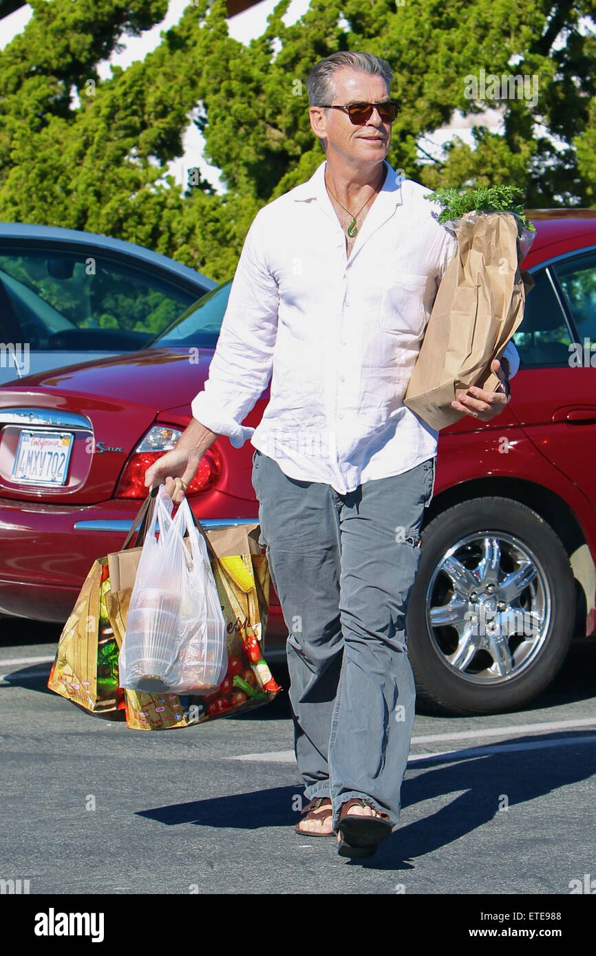 Pierce Brosnan achète des produits frais au marché des fermiers de Malibu avec : Pierce Brosnan Où : Malibu, California, United States Quand : 01 Mar 2015 Crédit : VALPO NNEWs/WENN.com Banque D'Images