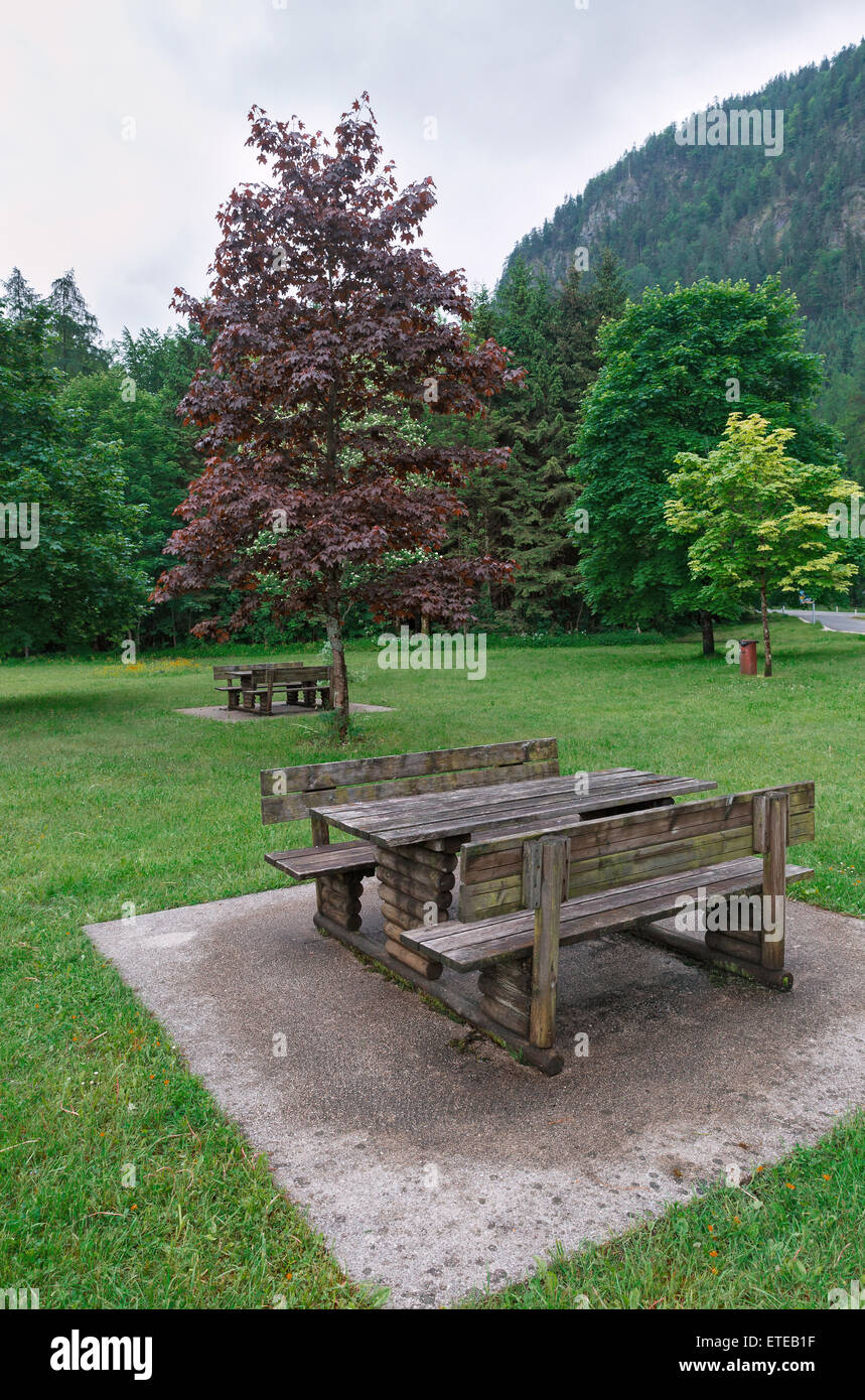 Des tables et des bancs pour les loisirs de plein air Banque D'Images