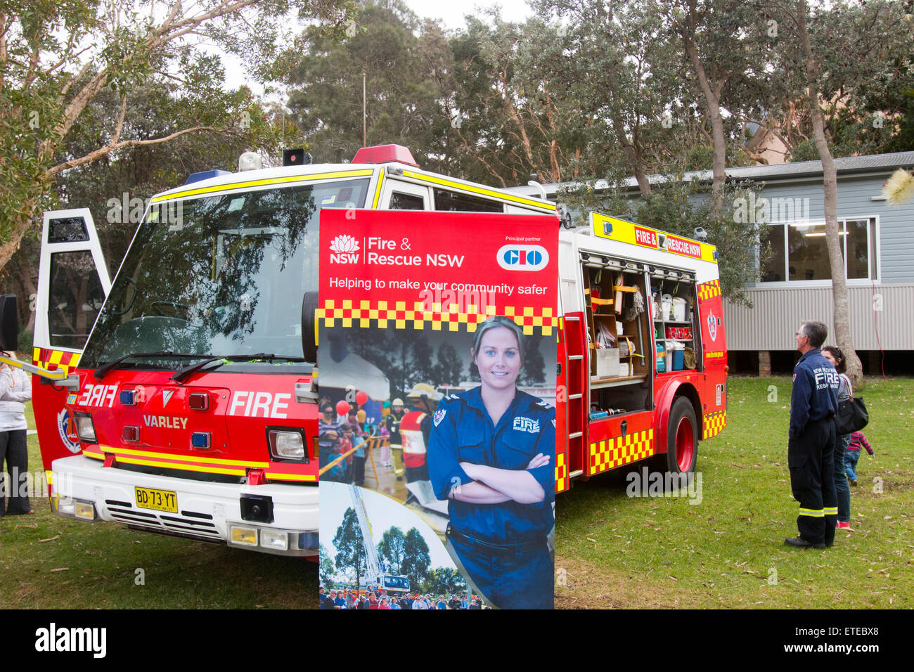 Nouvelle Galles du Sud , milieu rural les pompiers volontaires et les camions incendie offres à Avalon Beach Le tattoo militaire,Sydney, Australie Banque D'Images