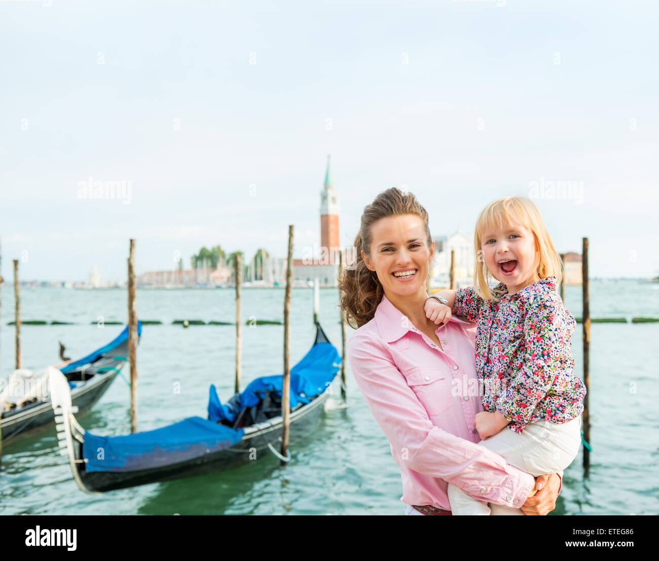 De grands sourires pour papa... Cette petite fille est ravie d'être à Venise avec ses parents. Des promenades en gondole sont tellement de plaisir. Banque D'Images