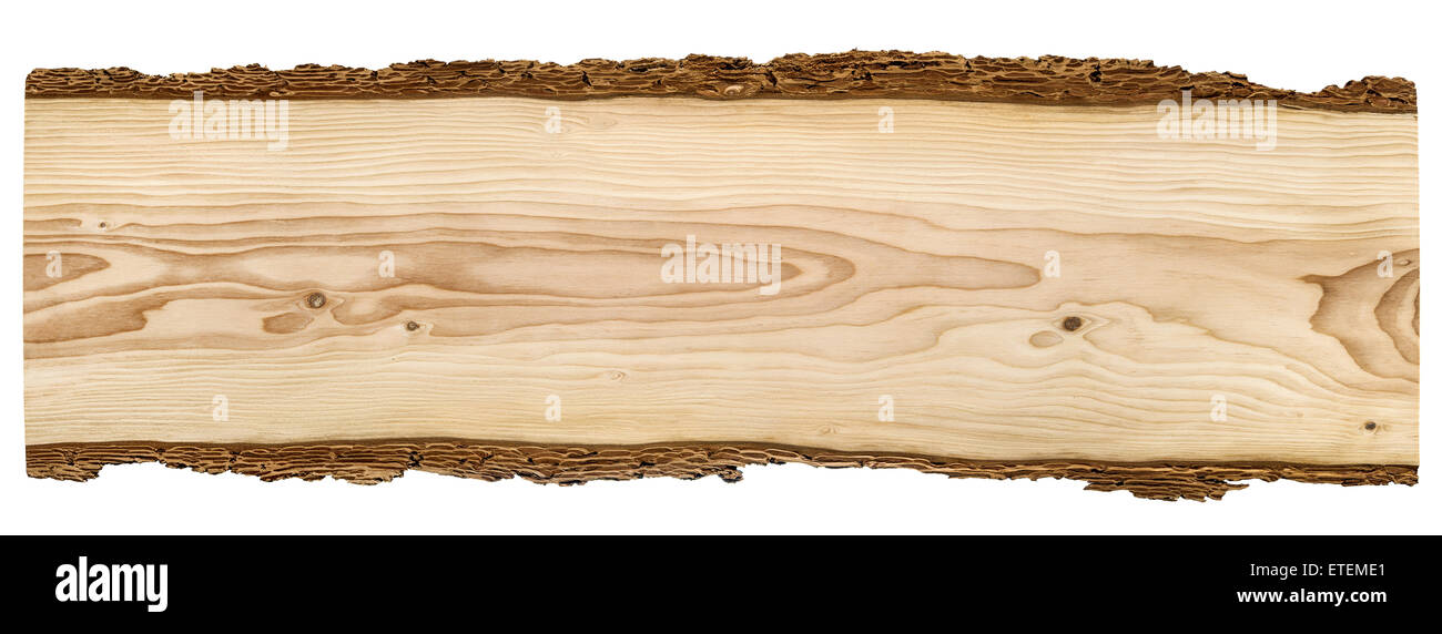 Longue planche de bois encadrée de belle écorce isolé sur fond blanc Banque D'Images