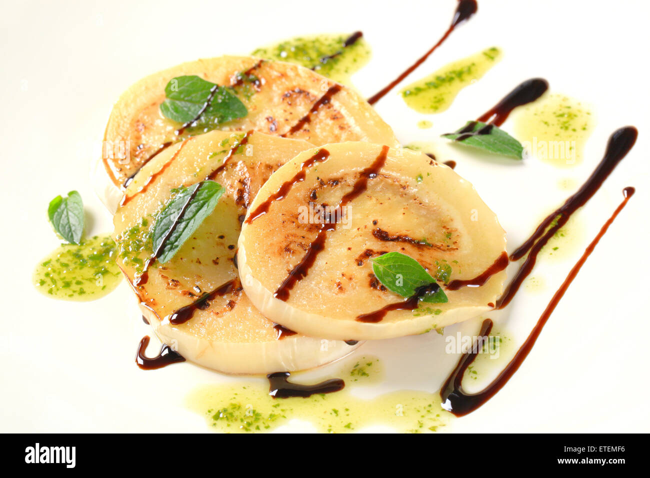 Des tranches d'aubergines poêlées au pesto et au vinaigre balsamique Banque D'Images