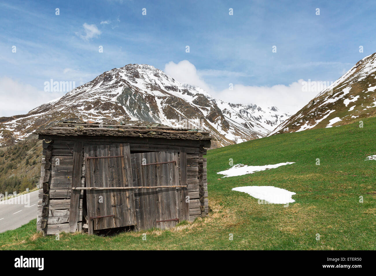 Maison sur un fond de montagnes paysage alpin Banque D'Images