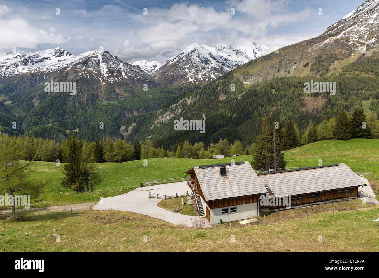 Maison sur un fond de montagnes paysage alpin Banque D'Images