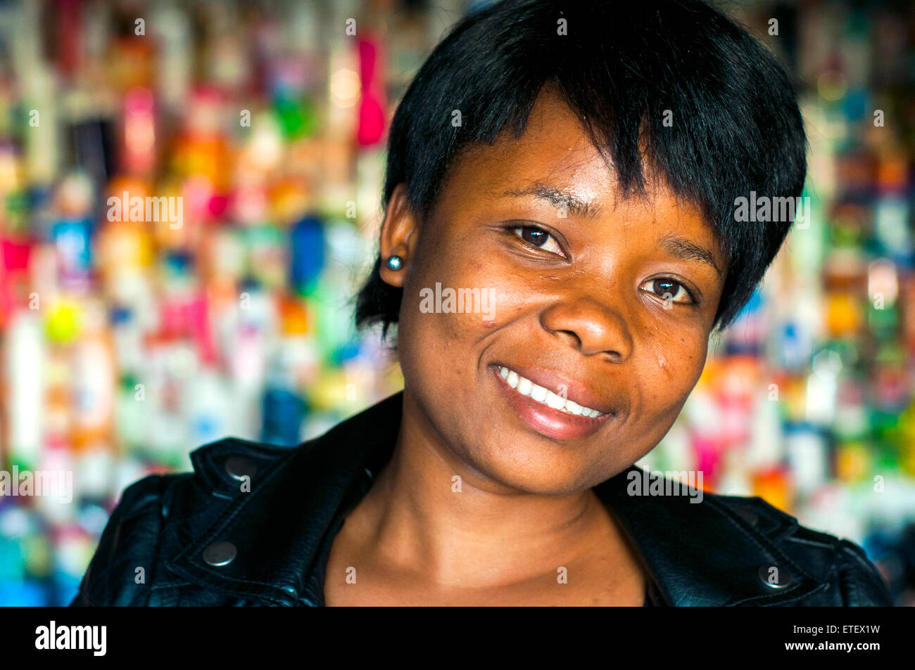 Femme d'âge moyen dans les cosmétiques, sortie de Nyamirambo, Kigali, Rwanda Banque D'Images