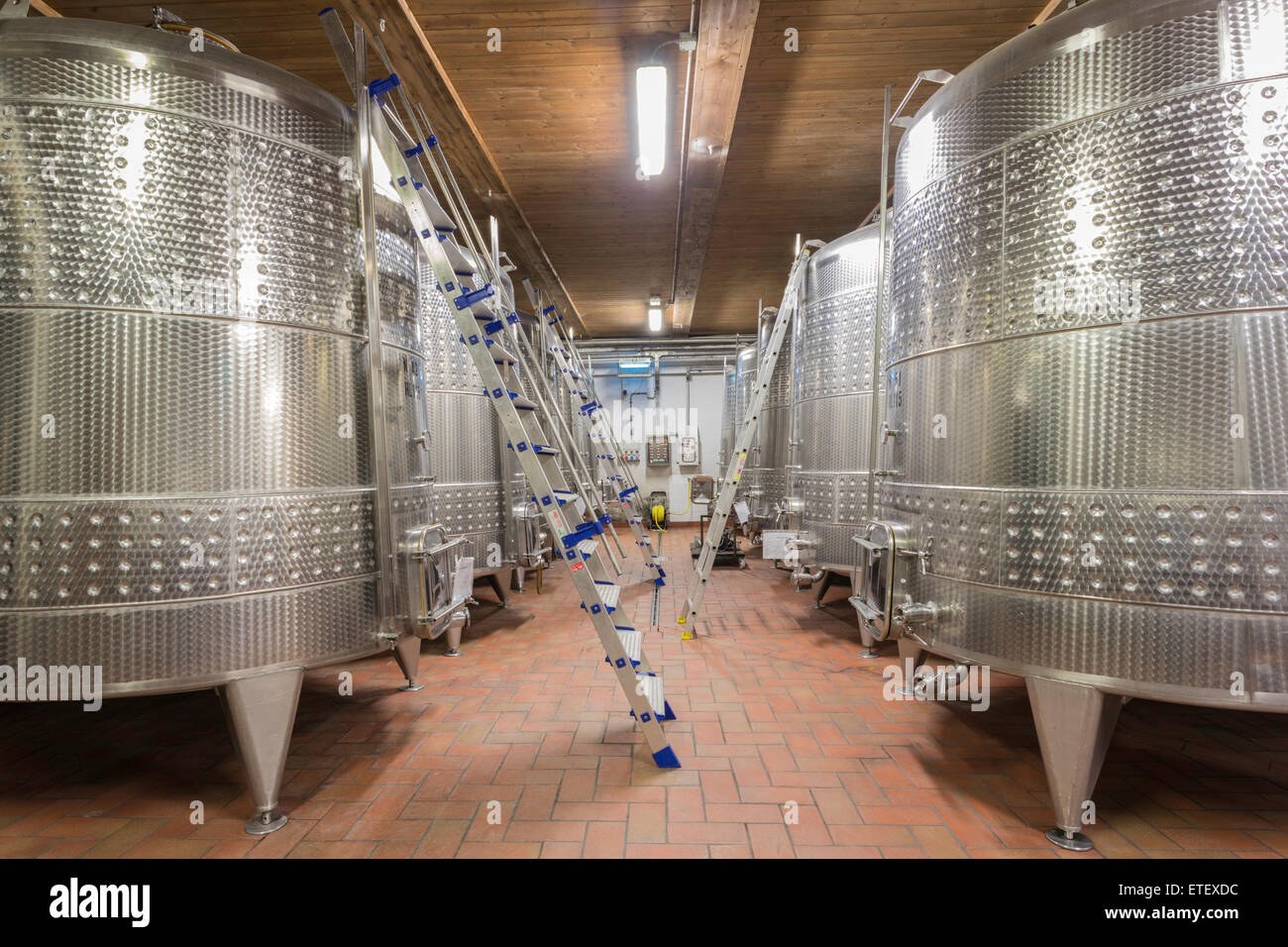 Une cave à vin moderne en italie Banque D'Images