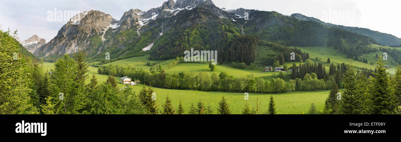 Maison sur un fond de montagnes paysage alpin Banque D'Images