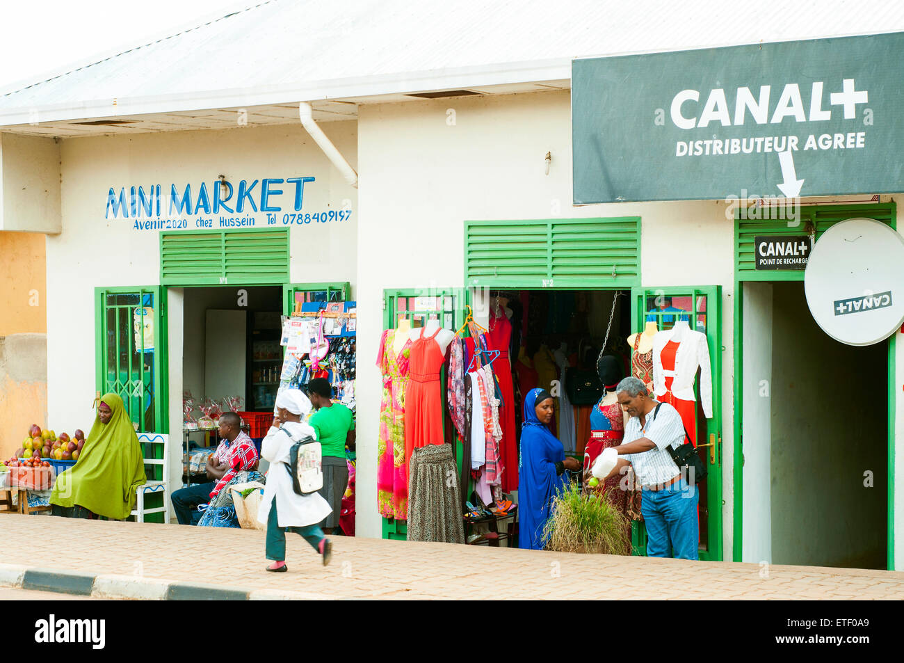 Scène de rue avec des boutiques aux couleurs lumineuses, Nyamirambo, Kigali, Rwanda Banque D'Images