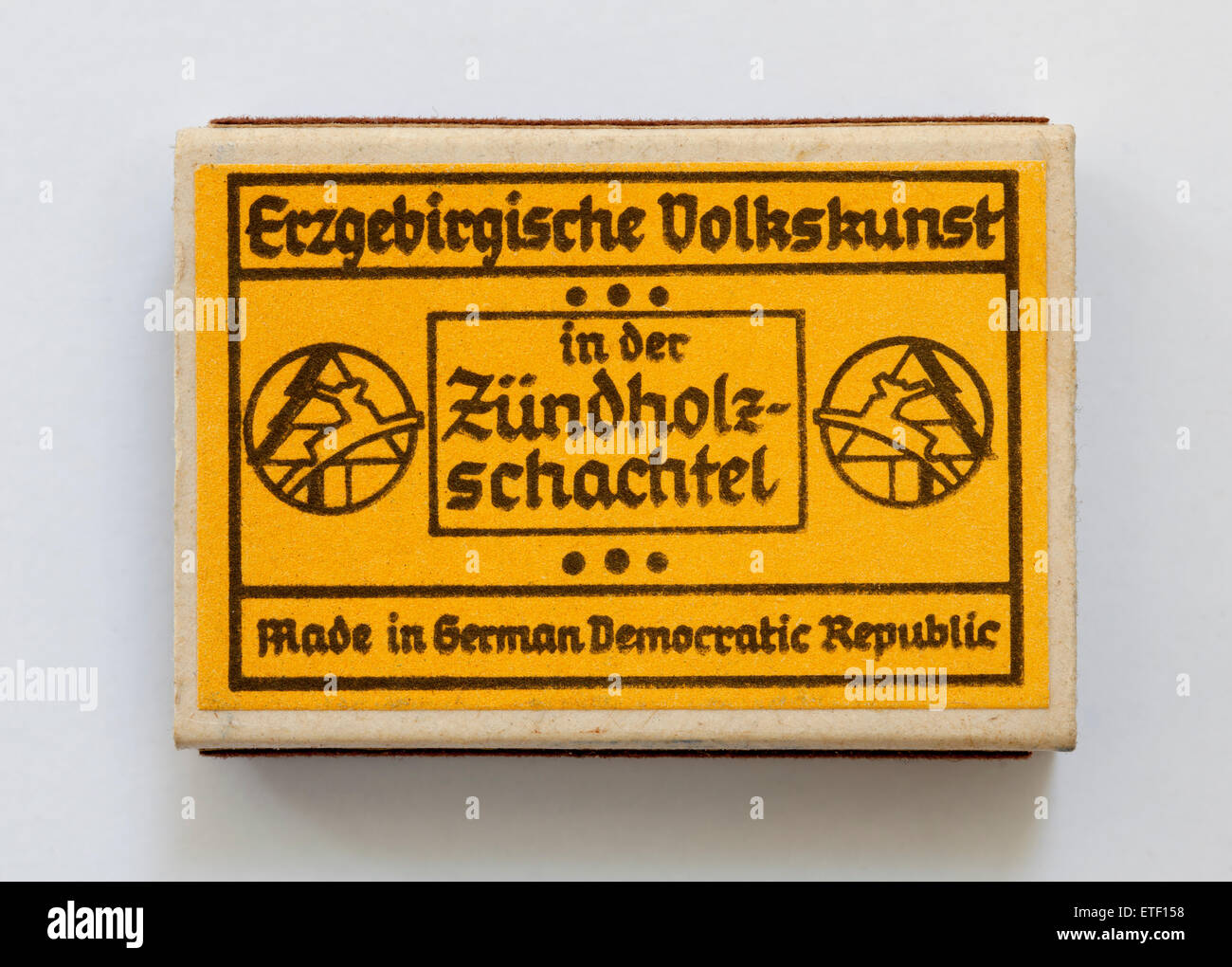 Matchbox Vintage fait main contenant l'art populaire en bois jouet. Dans Zundholzschachtel Erzgebirgische der Volkskunst Banque D'Images