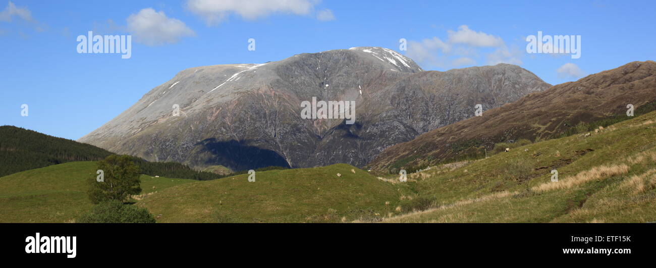 Ben Nevis, la plus haute montagne du Royaume-Uni, en vue de l'Blarmacfoldach. Banque D'Images