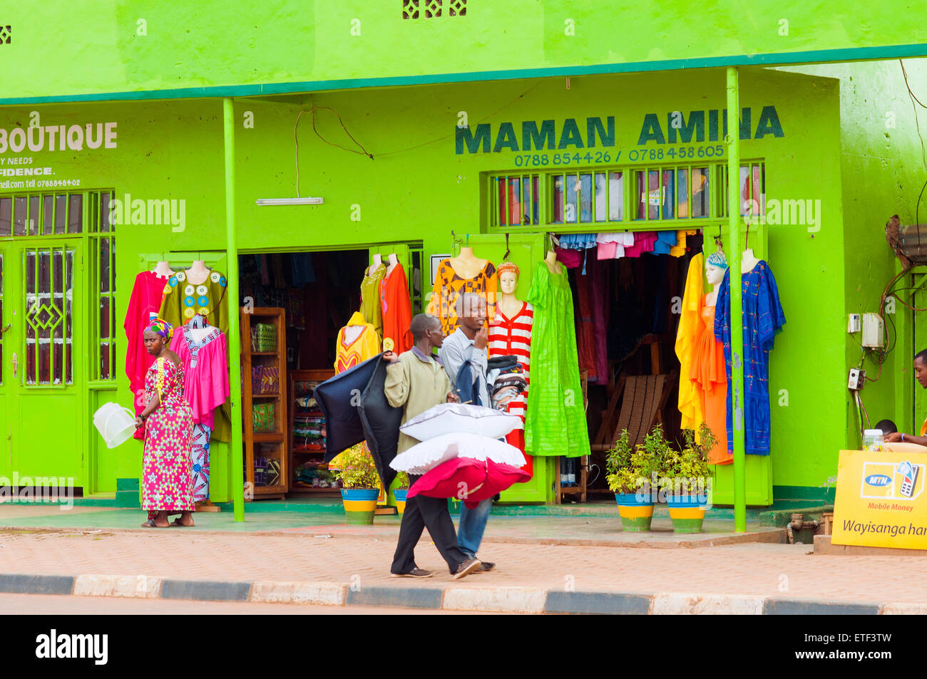 Scène de rue avec boutique peint de couleurs vives, Nyamirambo, Kigali, Rwanda Banque D'Images
