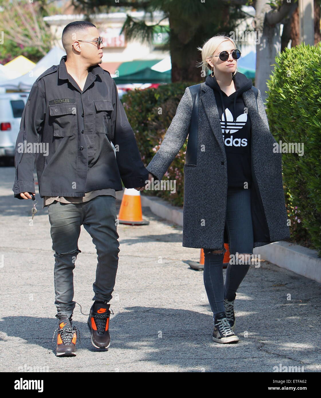 Ashlee Simpson et son mari Evan Ross se tenant la main sur une sortie  romantique au Studio City Farmers Market où ils ont acheté six contenants  de salsa fraîche. Elle portait des