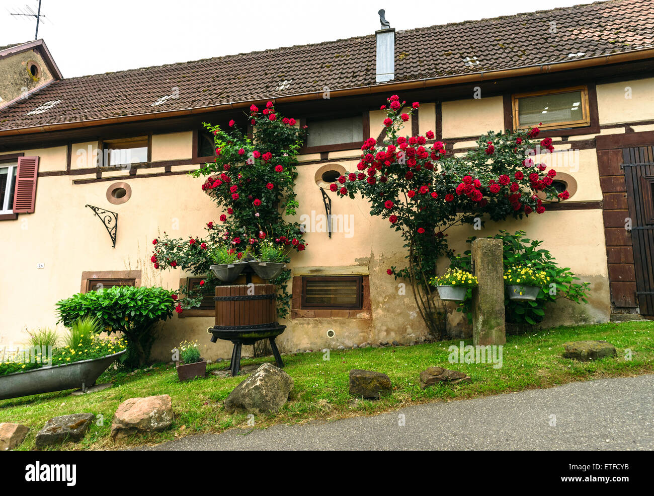 Alsacien typique maison dans petit village, Bas-Rhin, France. Tourisme et  Voyage concept Photo Stock - Alamy