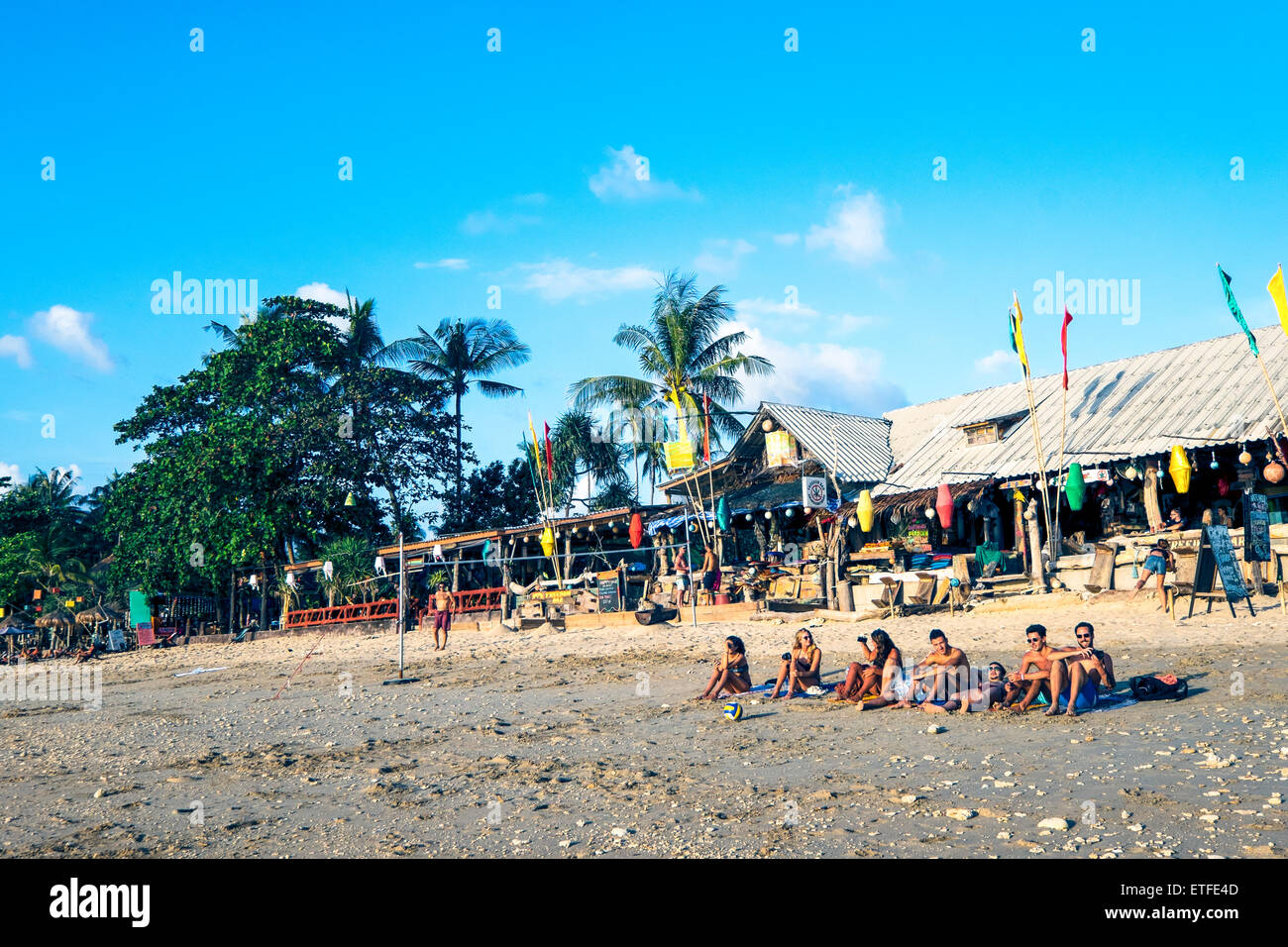 L'Asie. La Thaïlande. La mer d'Andaman. L'île de Koh Lanta. Les touristes assis sur Klong Khong Beach. Banque D'Images