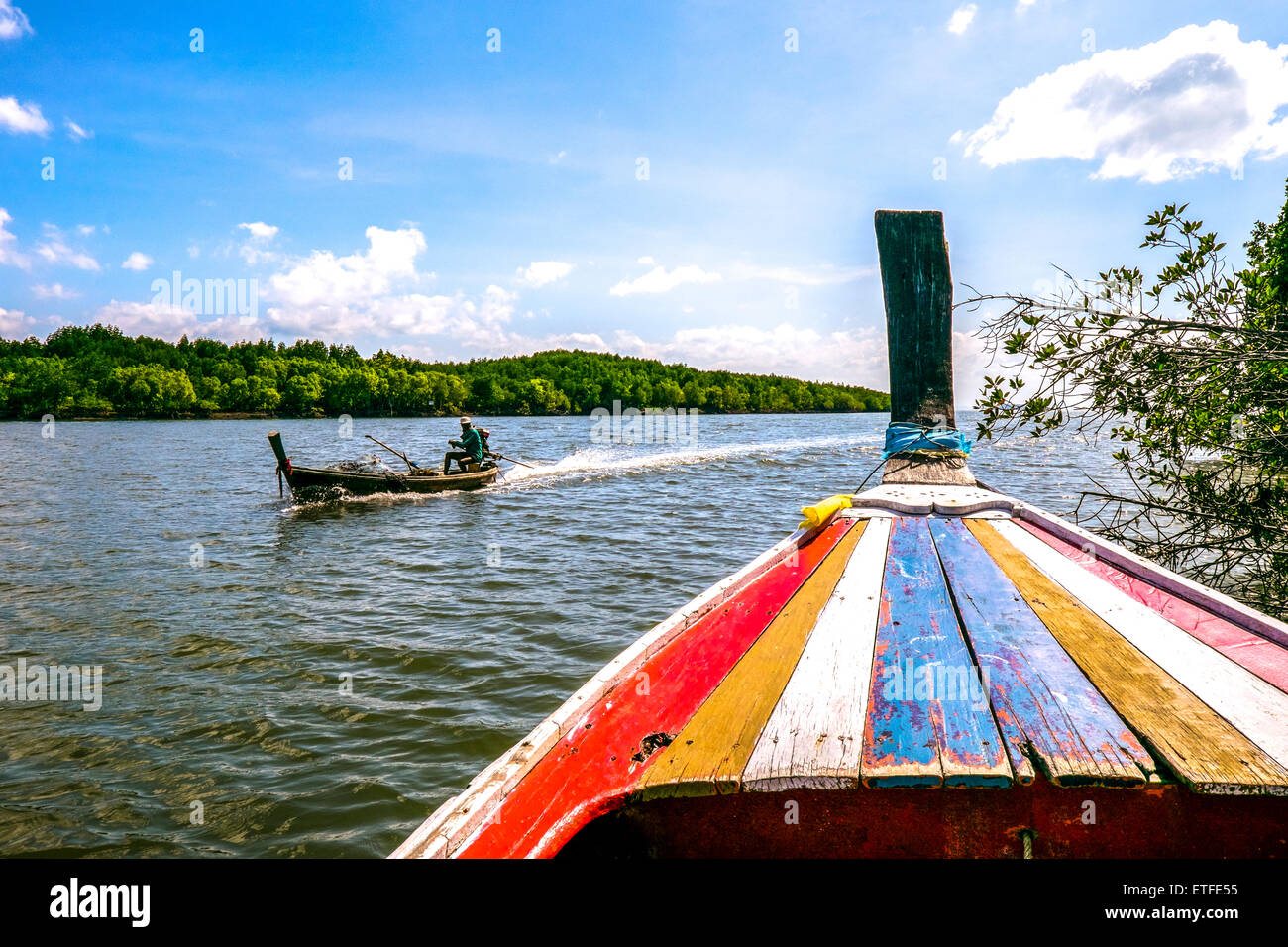 L'Asie. La Thaïlande. L'île de Koh Lanta. Thaï typique bateau naviguant sur les mangroves. Banque D'Images