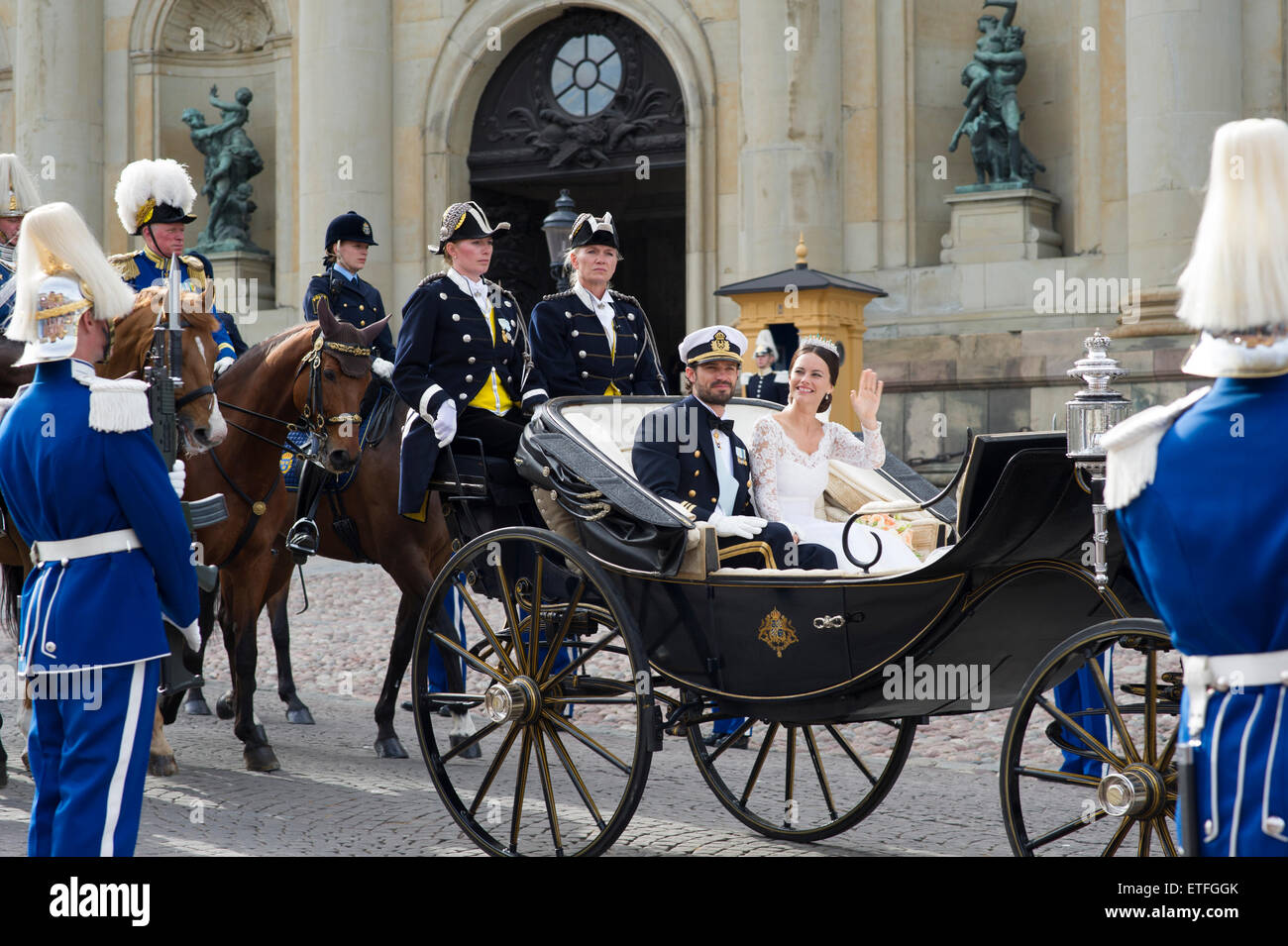 Stockholm, Suède, le 13 juin 2015. Le mariage de Son Altesse Royale le prince Carl Philip et la Princesse Sofia, la Suède. Son Altesse Royale le prince Carl Philip et la princesse sofia quittent la chapelle royale par transport. Le cortège passe par stockholm. crédit : barbro bergfeldt/Alamy live news Banque D'Images