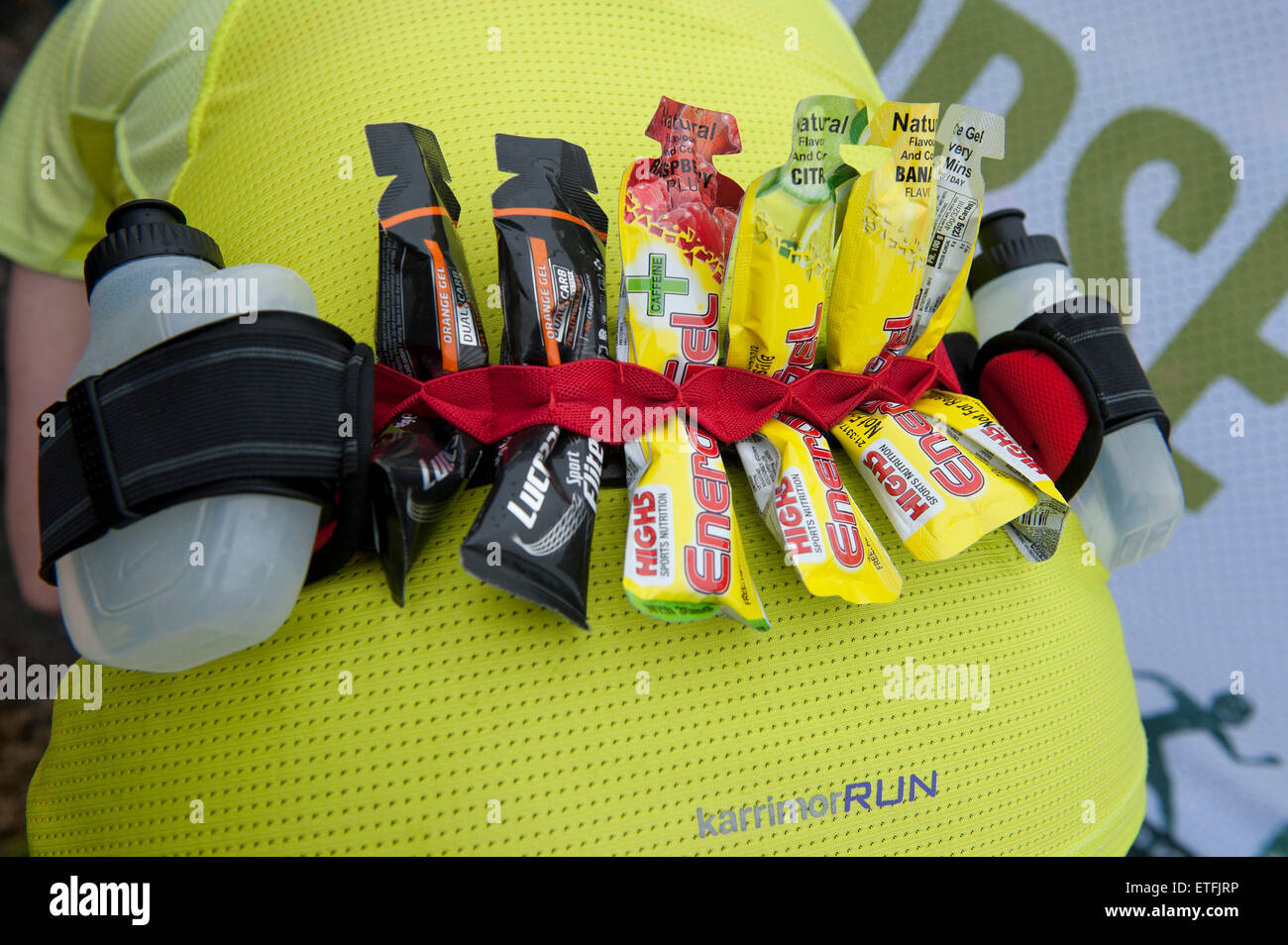 Llanwrtyd Wells, Royaume-Uni. 13 juin 2015. Porteur et chevaux en compétition dans les 37 km à cheval sur marathon Man V terrain gallois robuste. Gordon Green a conçu l'événement en 1980 à avoir entendu un débat pub si l'homme était égale à l'exécution de cross country à distance. Huw Lobb a été le premier homme à battre un cheval et a remporté le prix de 1 000 € par an l'escalade total de £25 000 en 2004. 2014 a vu la réintroduction de l'escalade des prix en argent et de l'introduction de synchronisation électronique. Credit : Graham M. Lawrence/Alamy Live News. Banque D'Images