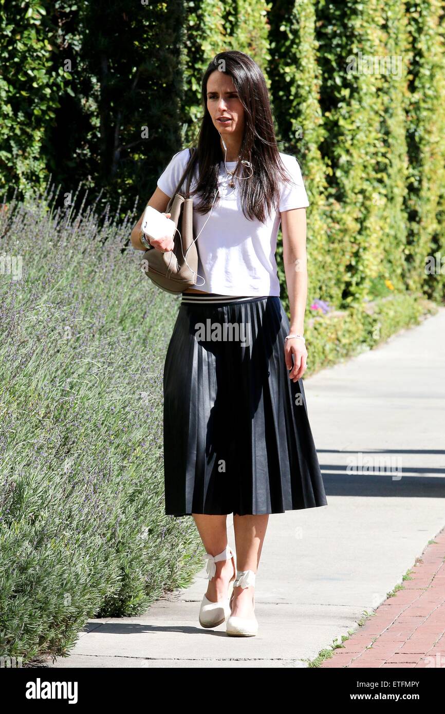 Jordana Brewster portant une chemise plissée noir et blanc top dehors et  environ dans la région de Beverly Hills en marche chaussures wedge ruban  noué avec : Jordana Brewster Où : Los