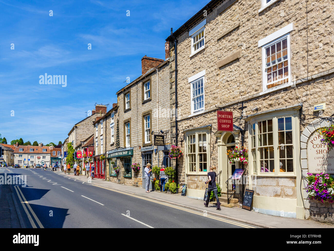 Boutiques et cafés sur la rue Bridge, à la ville de marché de Helmsley, North Yorkshire, England, UK Banque D'Images