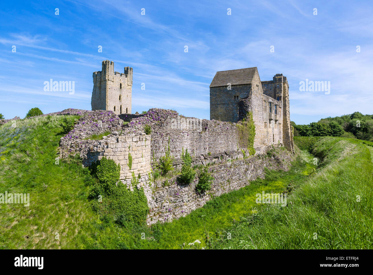 Les ruines de la ville médiévale de Helmsley Castle, Helmsley, North Yorkshire, England, UK Banque D'Images