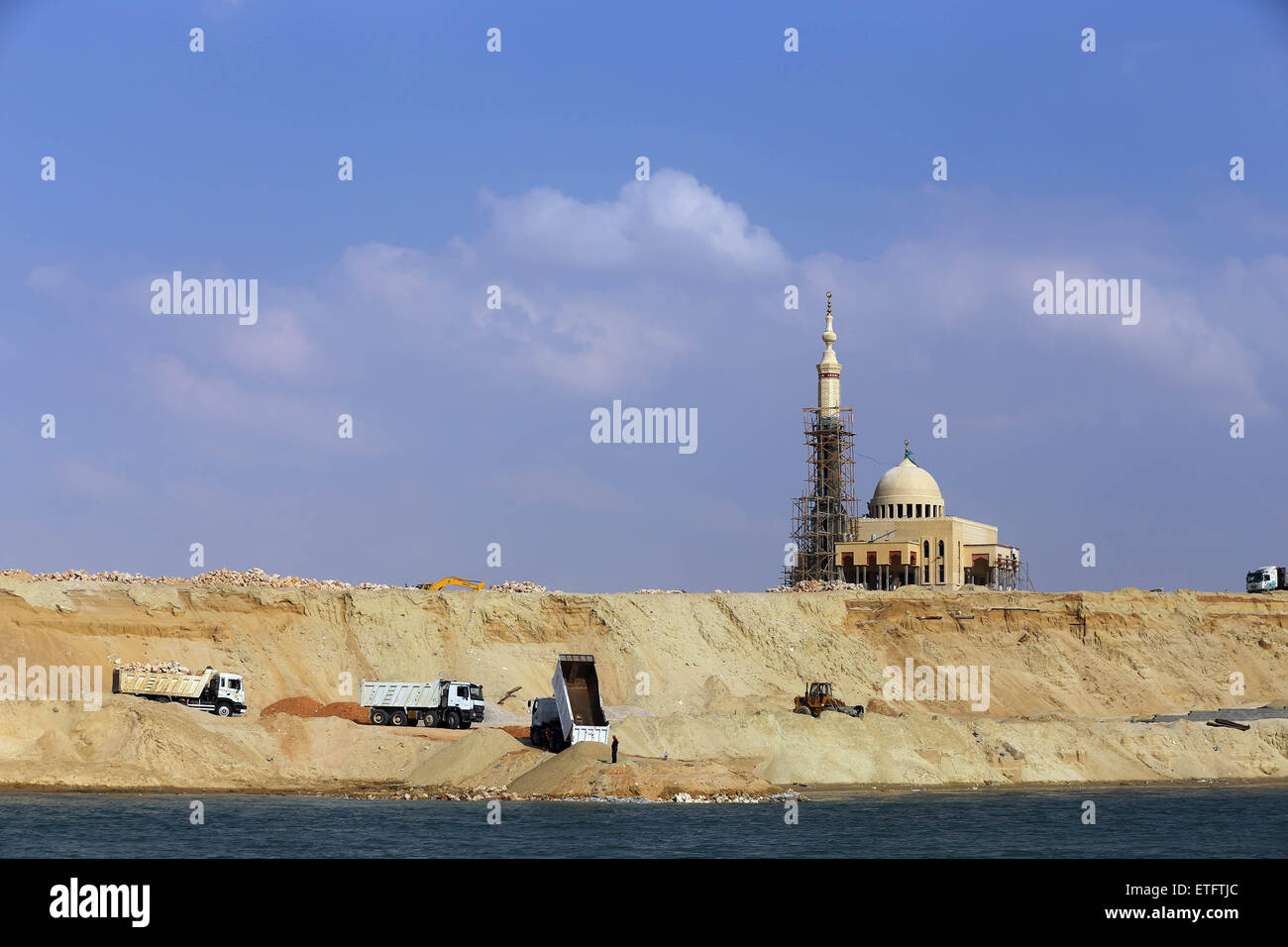Le Caire, Égypte. 13 Juin, 2015. Les tracteurs sont visibles sur le site de construction du nouveau canal de Suez à Ismaïlia, ville portuaire de l'Est de l'Égypte, le 13 juin 2015. La nouvelle route maritime du Canal de Suez sera ouvert officiellement le 6 août, le président de l'Autorité du Canal de Suez Mohab Mamish a déclaré samedi. © Ahmed Gomaa/Xinhua/Alamy Live News Banque D'Images