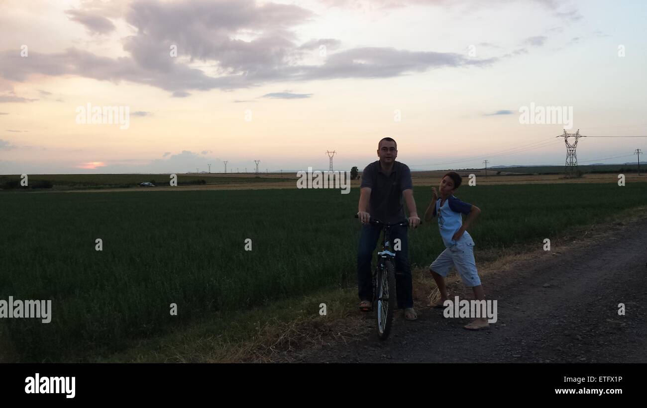 Père et fils dans un champ Banque D'Images