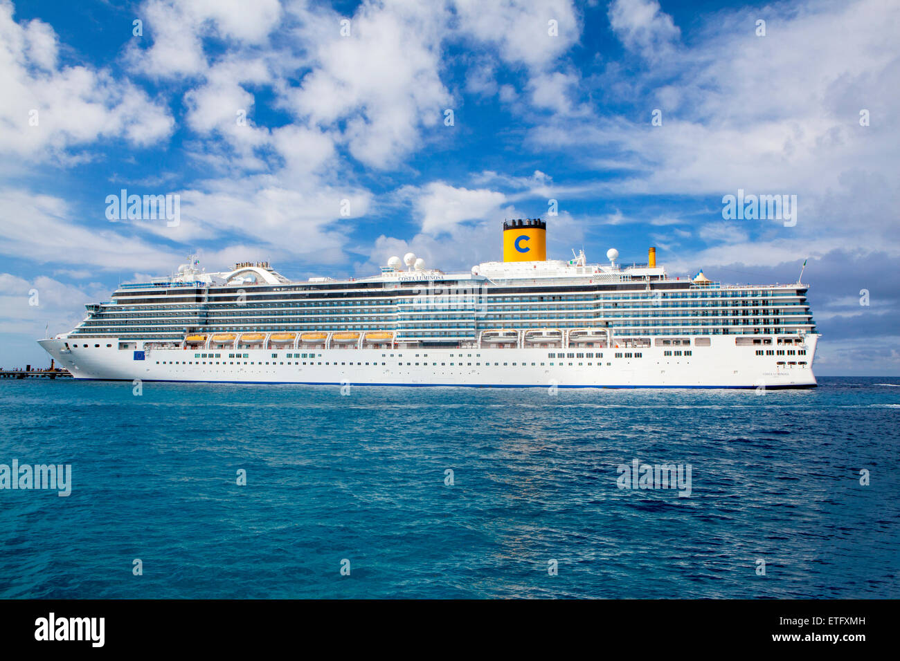 Paquebot de croisière de luxe italien Costa Luminosa navigue sur la mer des Caraïbes. Banque D'Images