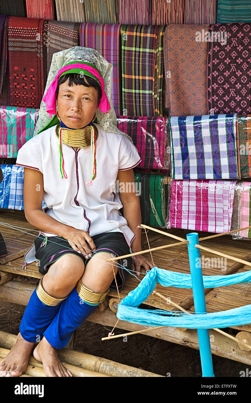 Une femme avec son tissage coloré matériaux à l'établissement Hill Tribes village près de Chiang Rai. Banque D'Images