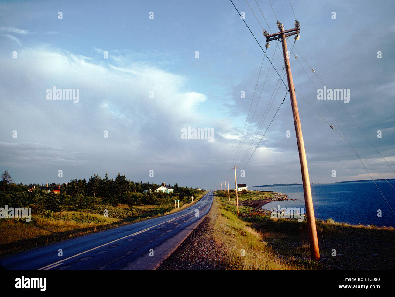 Tempête de compensation, chemin rural, littoral, lignes d'alimentation, Nova Scotia, Canada Banque D'Images