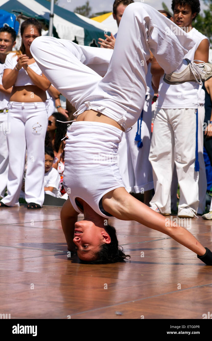 Artiste martial brésilien effectuant la Capoeira Banque D'Images