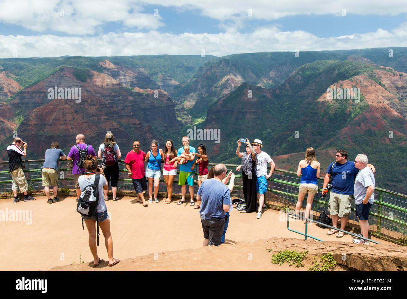 Les touristes, Canyon Lookout, Waimea Canyon State Park, Kauai, Hawaii, USA Banque D'Images