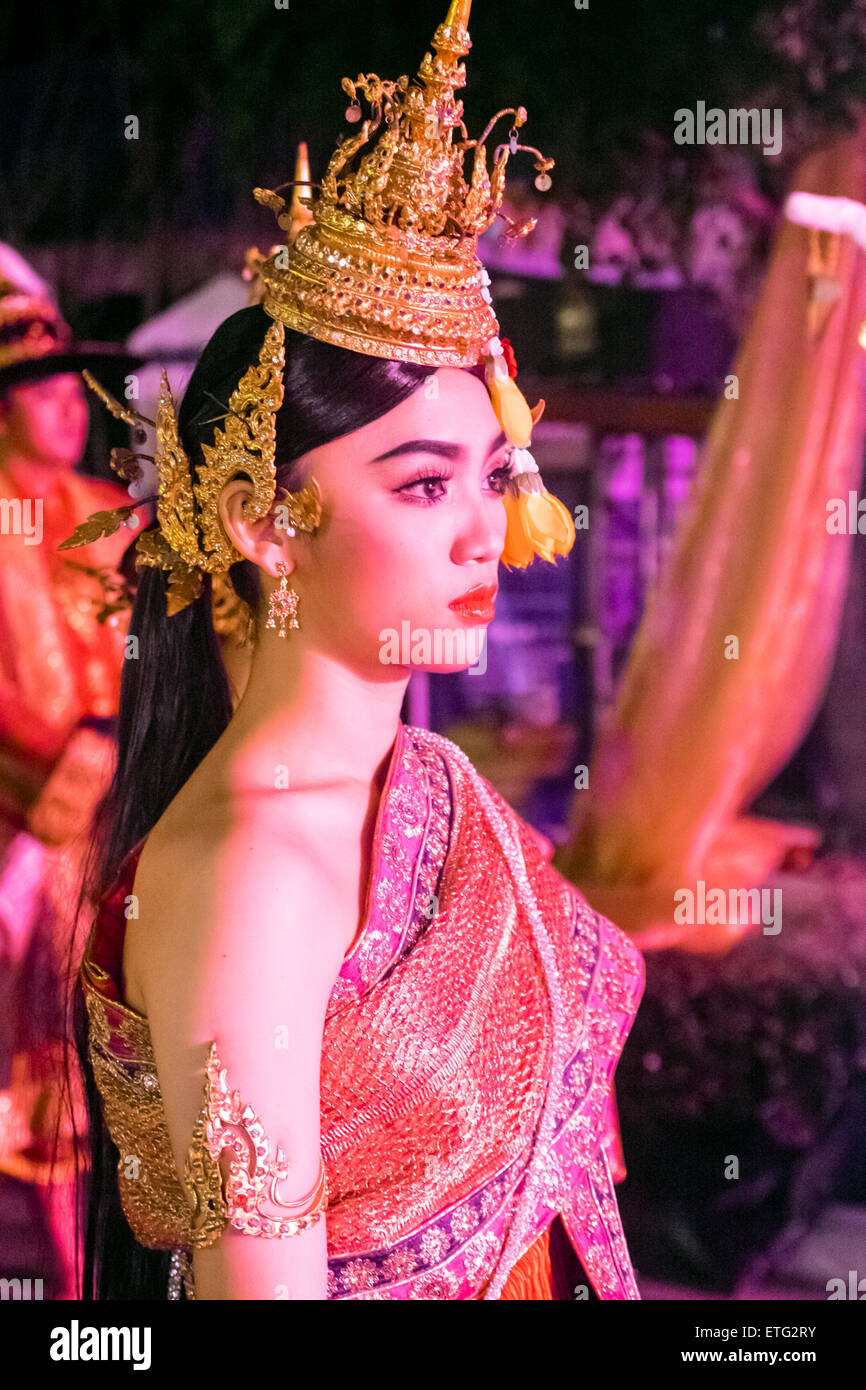 L'Asie. La Thaïlande, Chiang Mai. Spectacle pour l'anniversaire du roi le 5 décembre. Danseur traditionnel. Banque D'Images