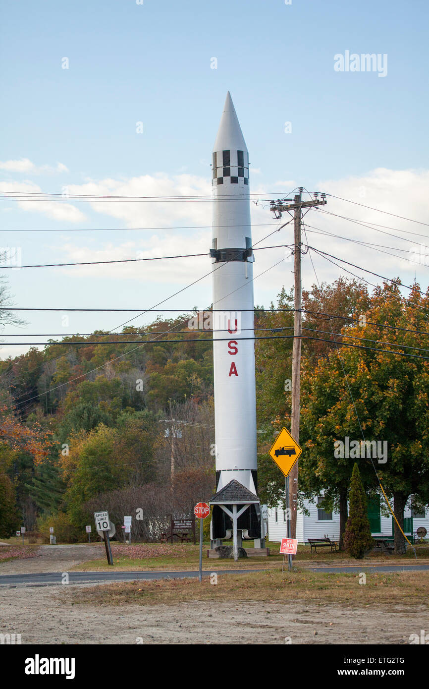 Un missile balistique Redstone PGM-11 monument se trouve dans le centre de Warren, New Hampshire. Banque D'Images